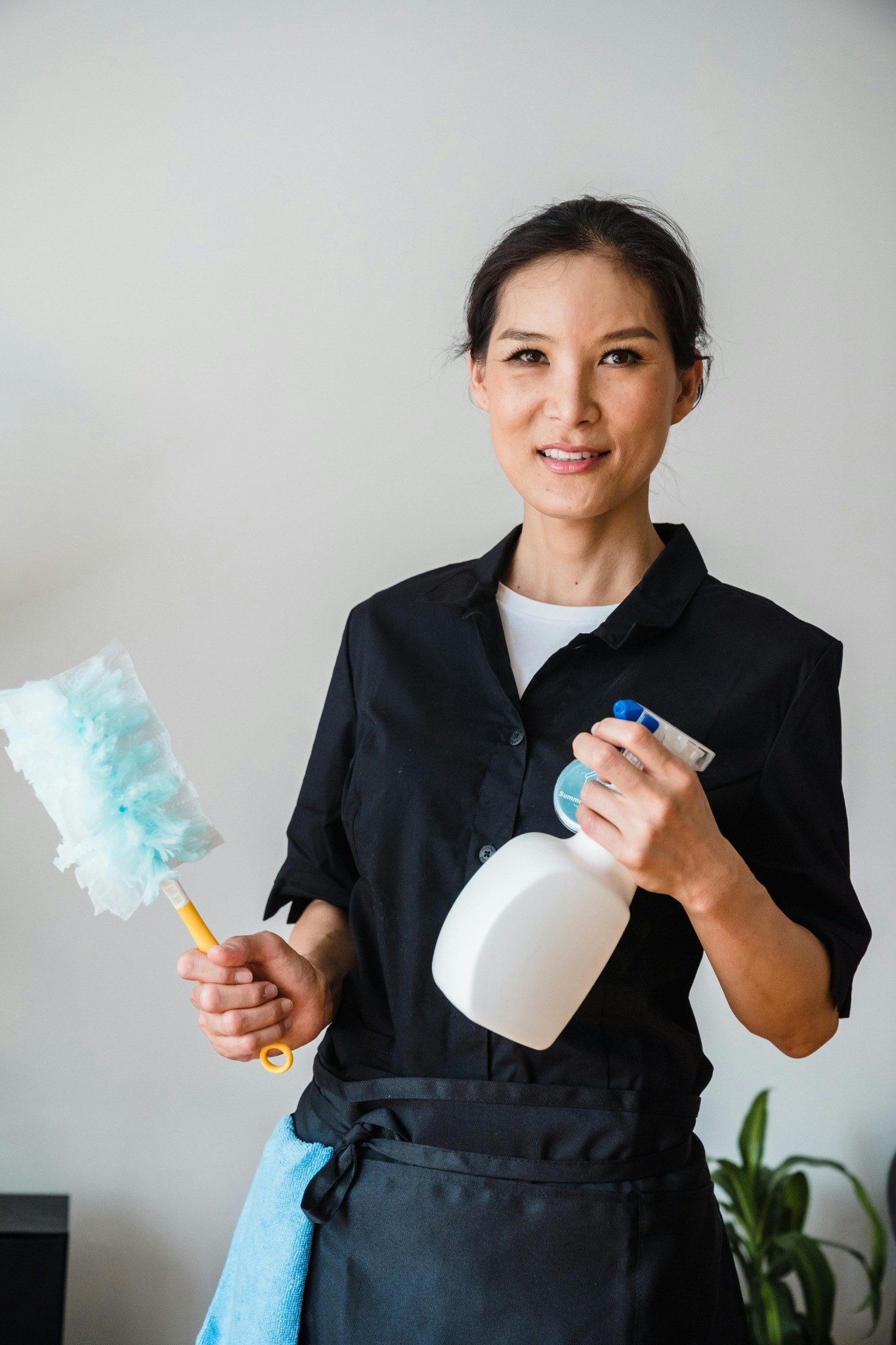 Cleaner holding spray bottle (professional cleaning)